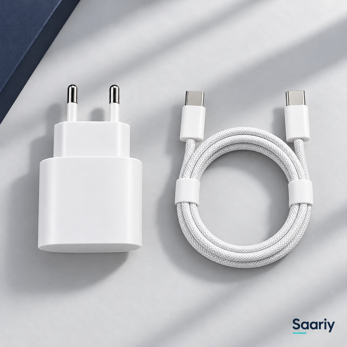 باندل الشحن الأساسي | شاحن 20W + كابل USB-C — لقطة من الأعلى